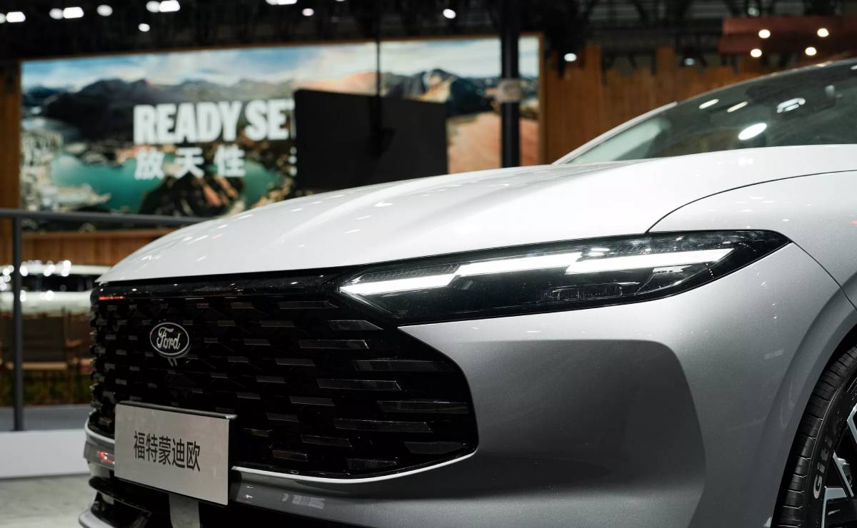 Ford Mondeo 2026 teaser