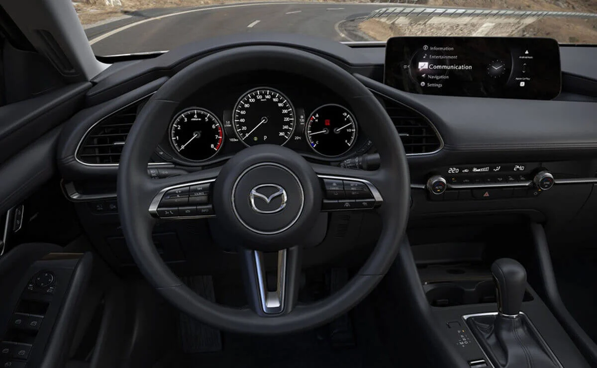 El sedán que va por Toyota Corolla y Nissan Sentra: es más barato y tiene mejor equipamiento 4 Mazda 3 MHEV interior