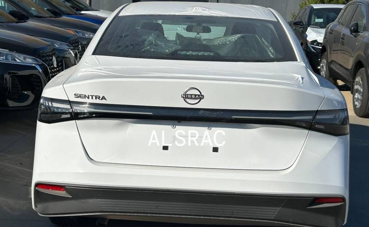 Nuevo Nissan Sentra cola