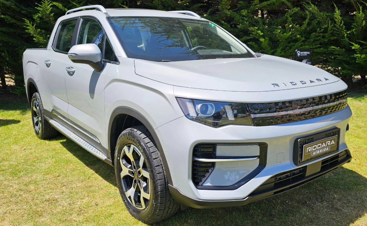 Cuesta menos de 30.000 dólares y tiene 350 CV: la nueva pick up que combina características de diferentes segmentos 3 Pick up Riddara RD6 frente