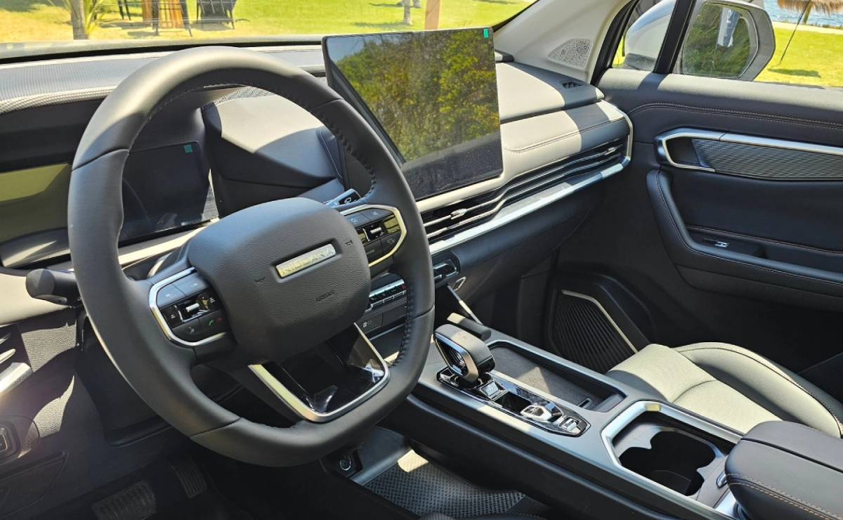 Cuesta menos de 30.000 dólares y tiene 350 CV: la nueva pick up que combina características de diferentes segmentos 7 Pick up Riddara RD6 interior