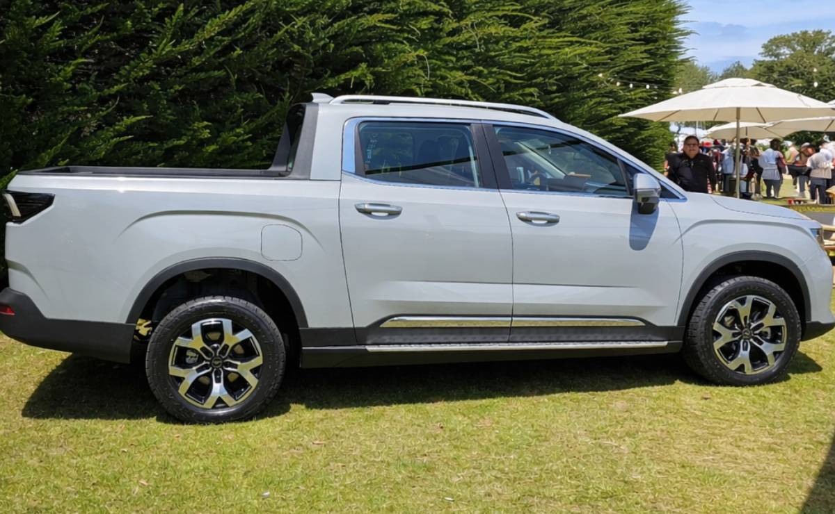 Cuesta menos de 30.000 dólares y tiene 350 CV: la nueva pick up que combina características de diferentes segmentos 1 Pick up Riddara RD6 perfil