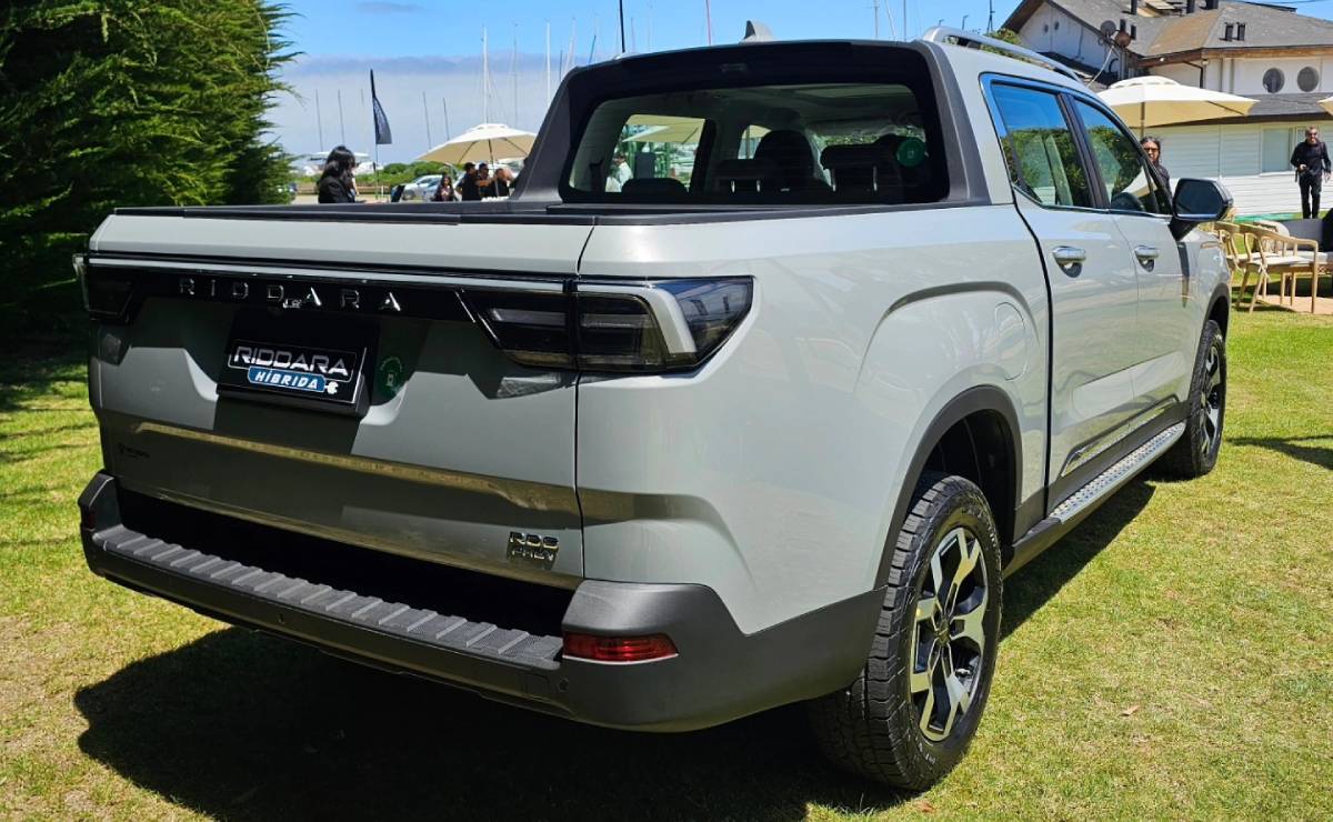 Cuesta menos de 30.000 dólares y tiene 350 CV: la nueva pick up que combina características de diferentes segmentos 5 Pick up Riddara RD6 trasera