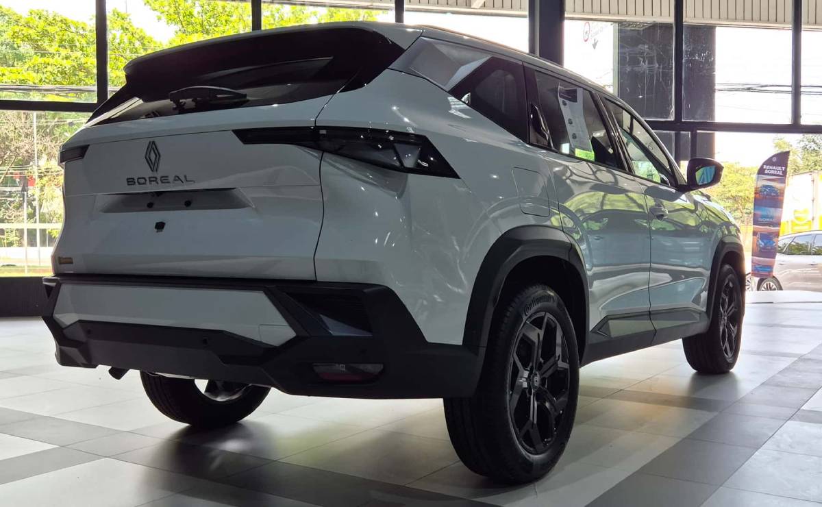 Cómo es la versión intermedia del nuevo SUV de Renault para competir contra Toyota Corolla Cross 5 Renault Boreal Techno trasera