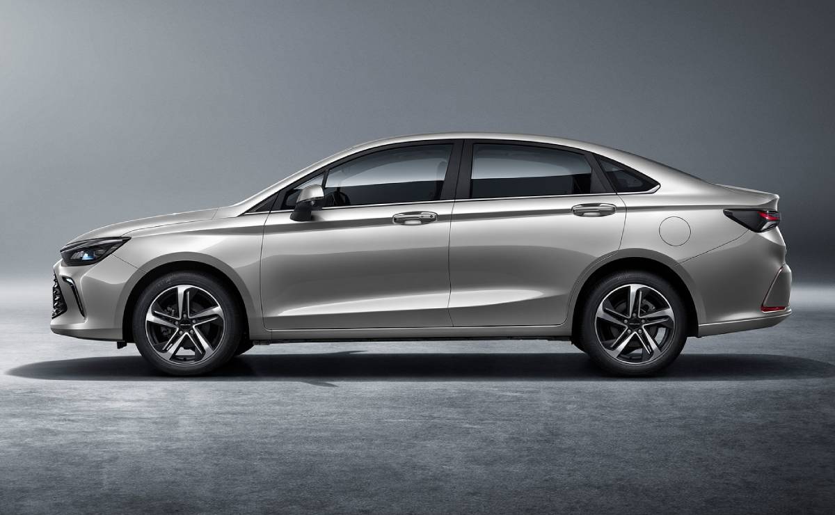 Menos de 26.000 dólares: el sedán que compite contra Toyota Corolla y es más barato 1 Sedan Baic U5 Plus perfil 1
