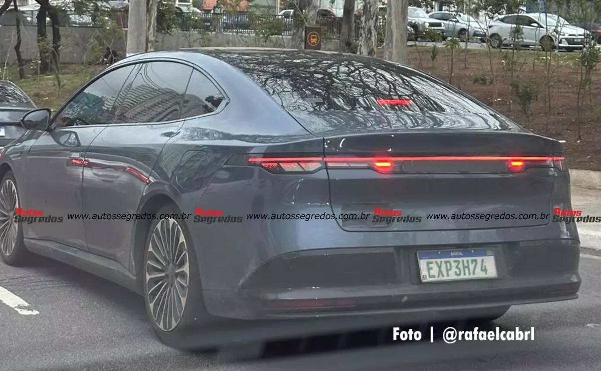 Sedan Nissan N7 brasil trasera