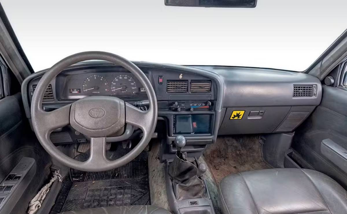 Toyota Hilux 1998 interior