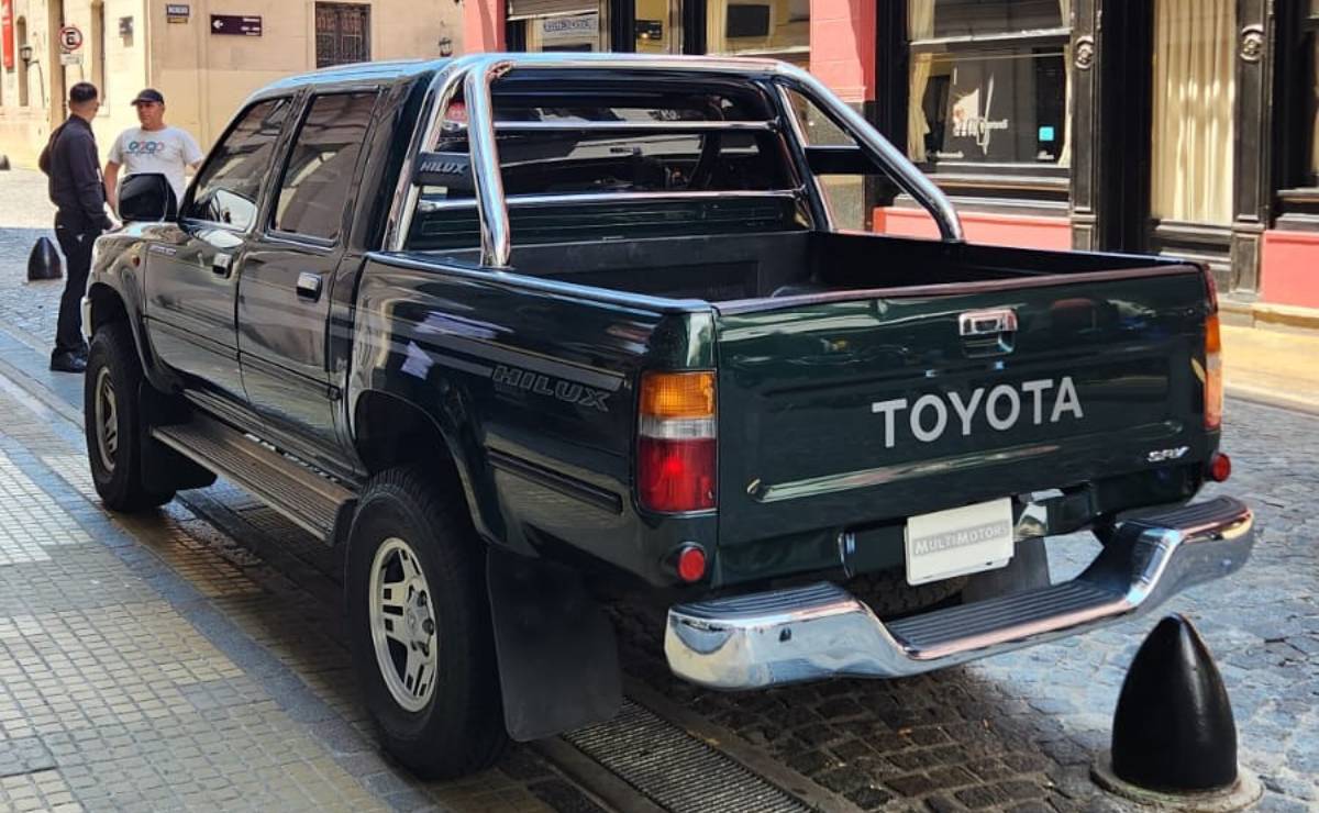 Toyota Hilux 2001 trasera 1