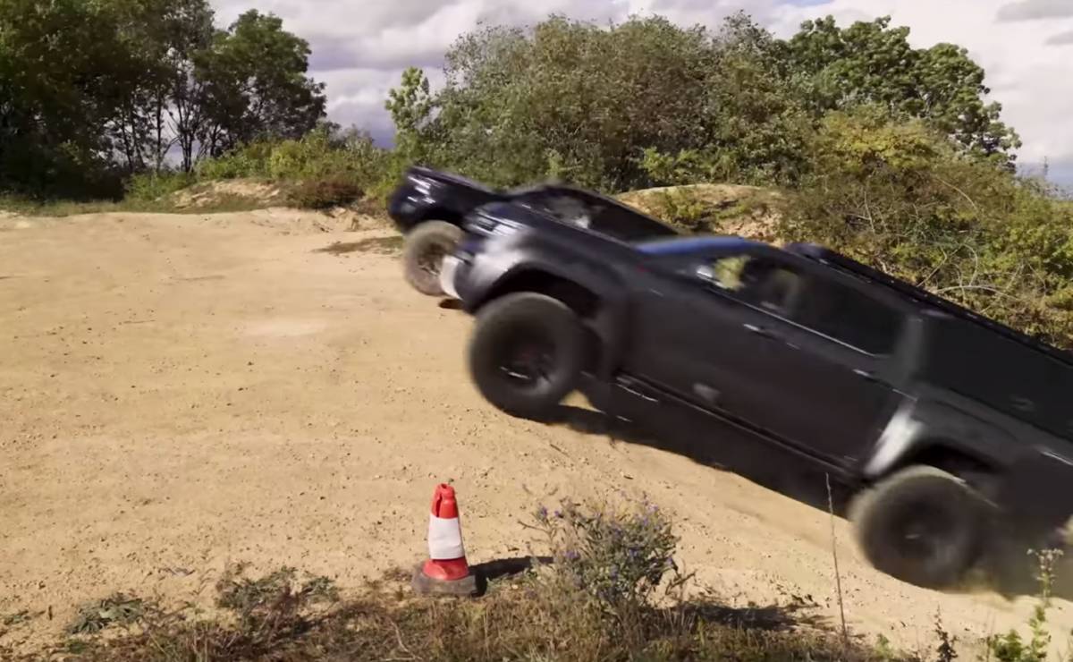 Enfrentaron a la Toyota Hilux contra la Volkswagen Amarok en una prueba todoterreno: ¿cuál ganó? 2 Toyota Hilux vs Volkswagen Amarok 1