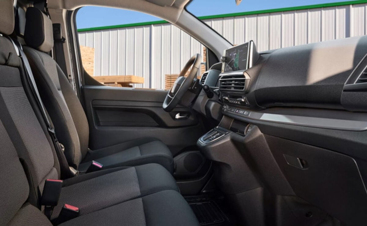 Va por Ford: Toyota renueva una furgoneta que ahora tiene gran relación precio-equipamiento 4 Toyota Proace interior