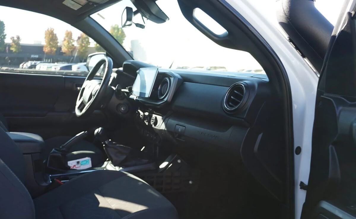 Superior a Hilux y por menos de 7000 dólares: la pick up más barata de Toyota y bien equipada 4 Toyota Tacoma TRD interior