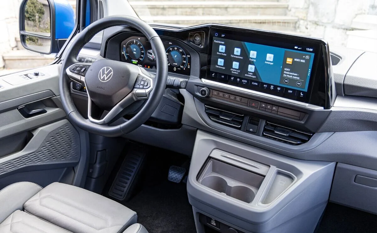 Volkswagen lanzó un renovado utilitario que ahora tiene gran relación precio-equipamiento 4 Volkswagen Caravelle interior