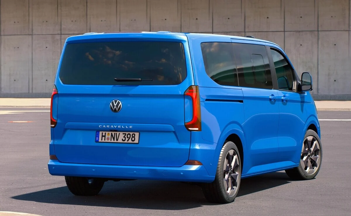 Volkswagen lanzó un renovado utilitario que ahora tiene gran relación precio-equipamiento 3 Volkswagen Caravelle perfil