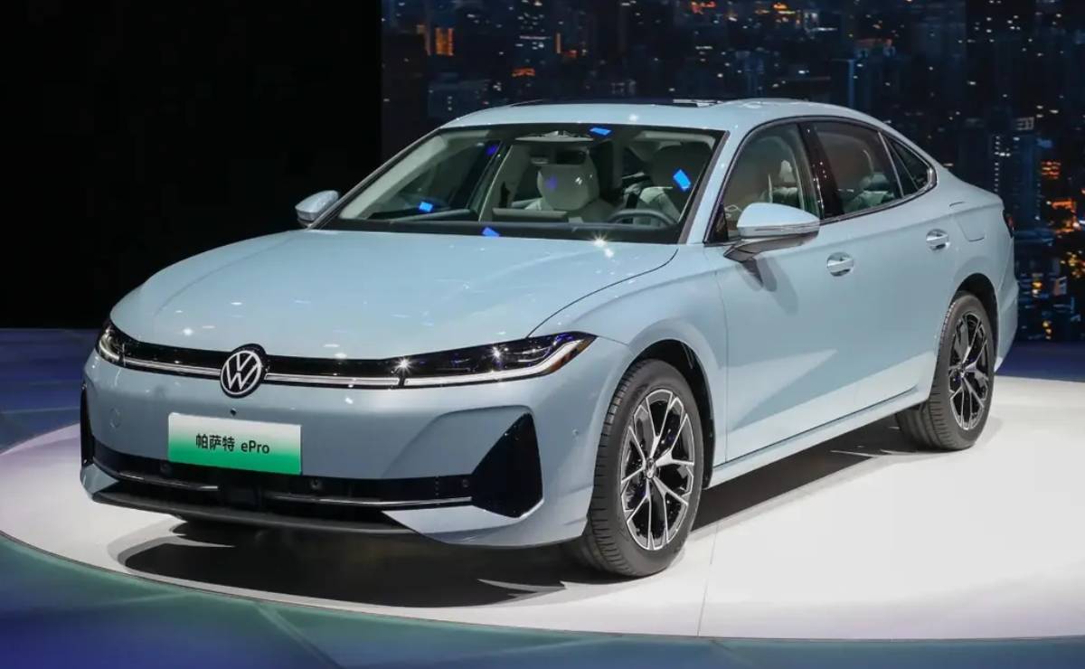Volkswagen presentó una versión de su sedán más grande con tecnología superior 2 Volkswagen Passat e Pro frente
