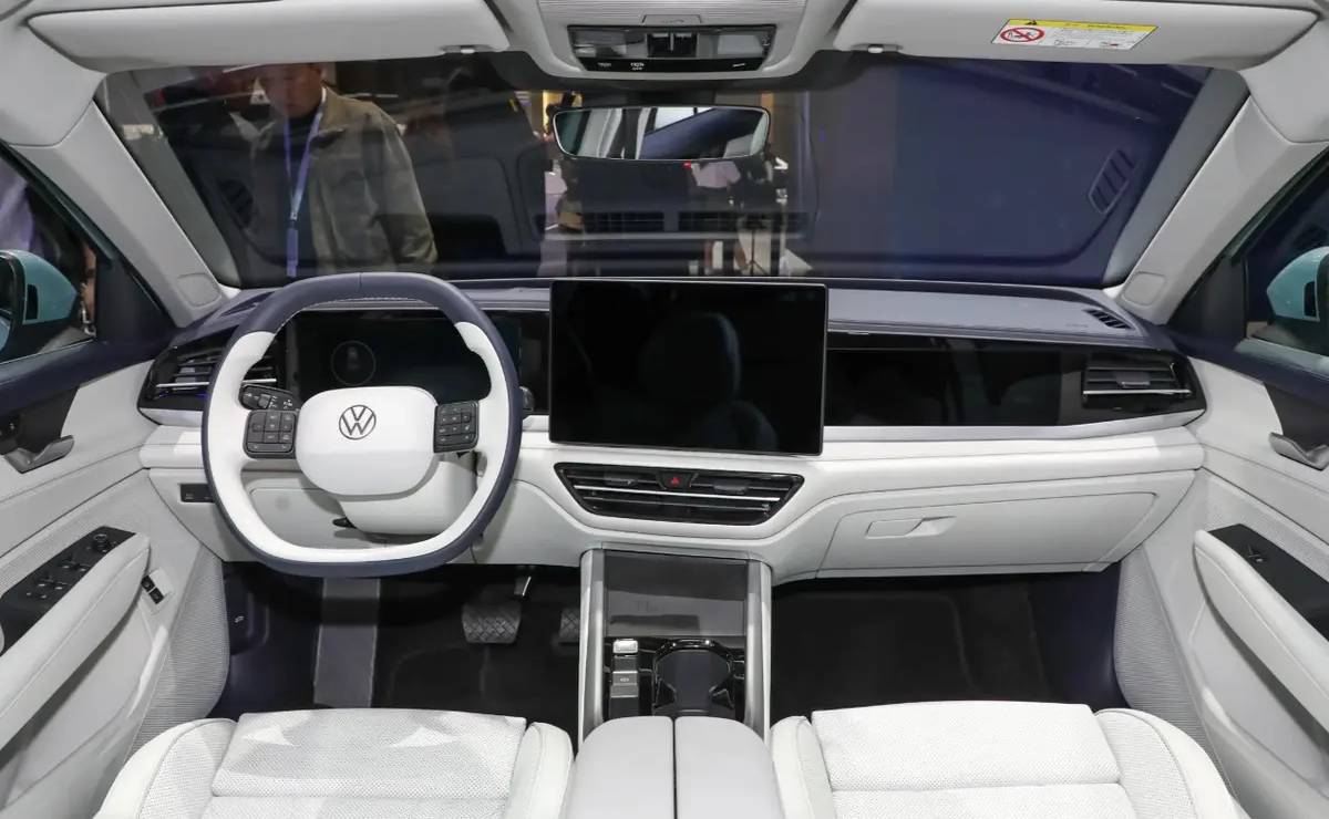 Volkswagen presentó una versión de su sedán más grande con tecnología superior 5 Volkswagen Passat e Pro interior