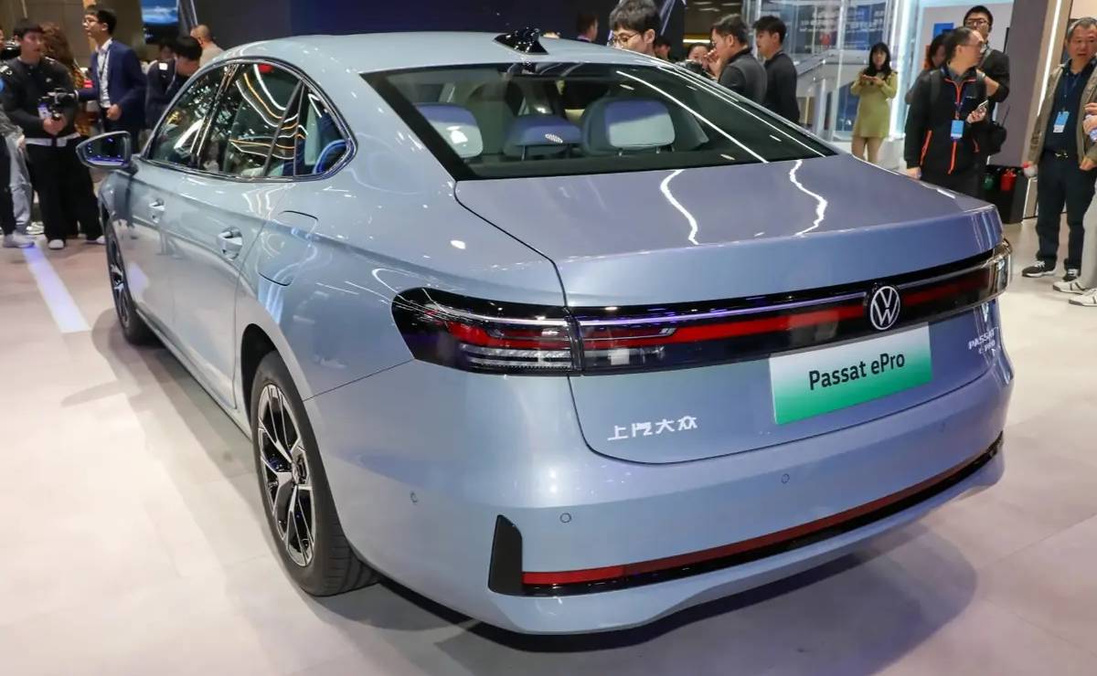 Volkswagen presentó una versión de su sedán más grande con tecnología superior 4 Volkswagen Passat e Pro trasera
