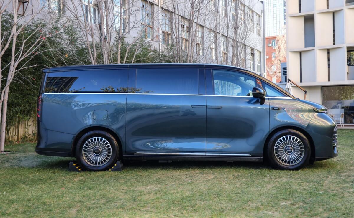 Geely Galaxy V900 MPV perfil