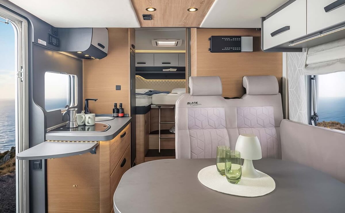 La camper que bajó su precio y tiene ahora una gran relación costo-equipamiento: ¿cuánto vale? 3 Knaus Live Wave Black Edition interior