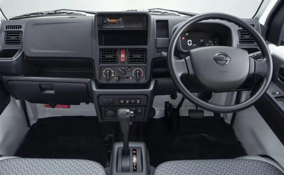 Nissan Clipper Truck interior