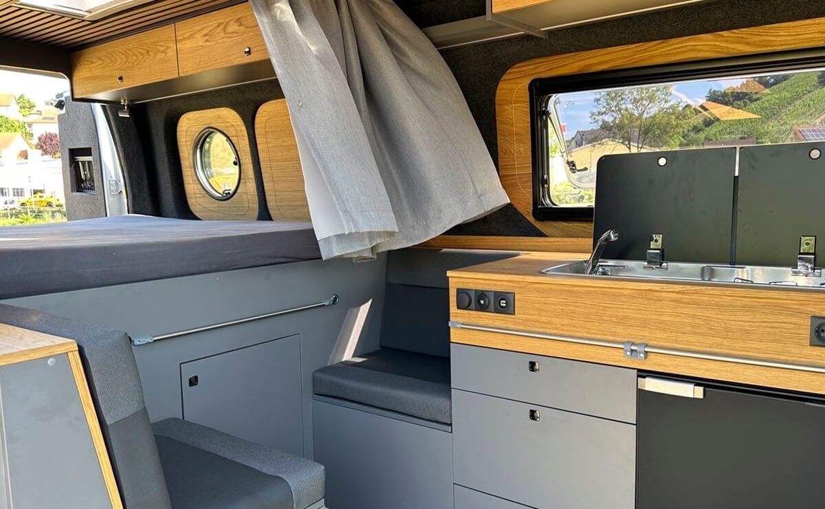 Nissan Interstar interior