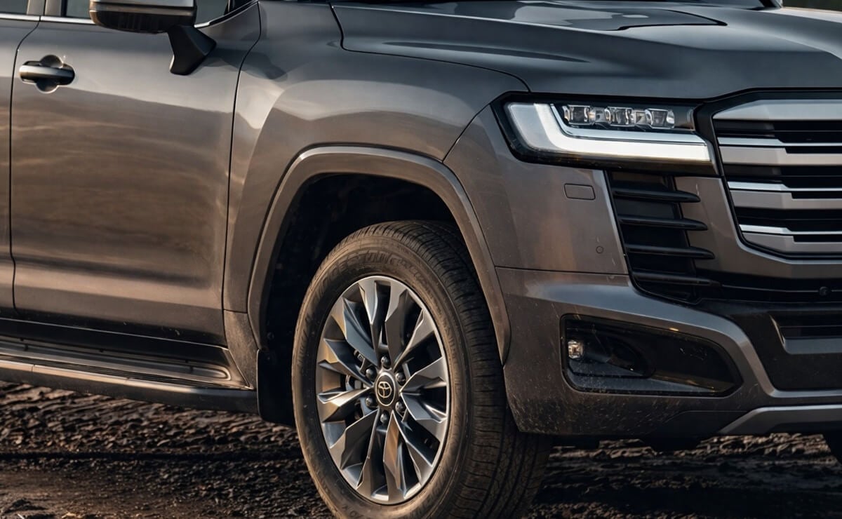 Toyota presentó un renovado SUV con 457 CV de potencia: ¿qué cambios trae esta vez? 1 Toyota Land Cruiser 300 Performance Hybrid, el renovado SUV