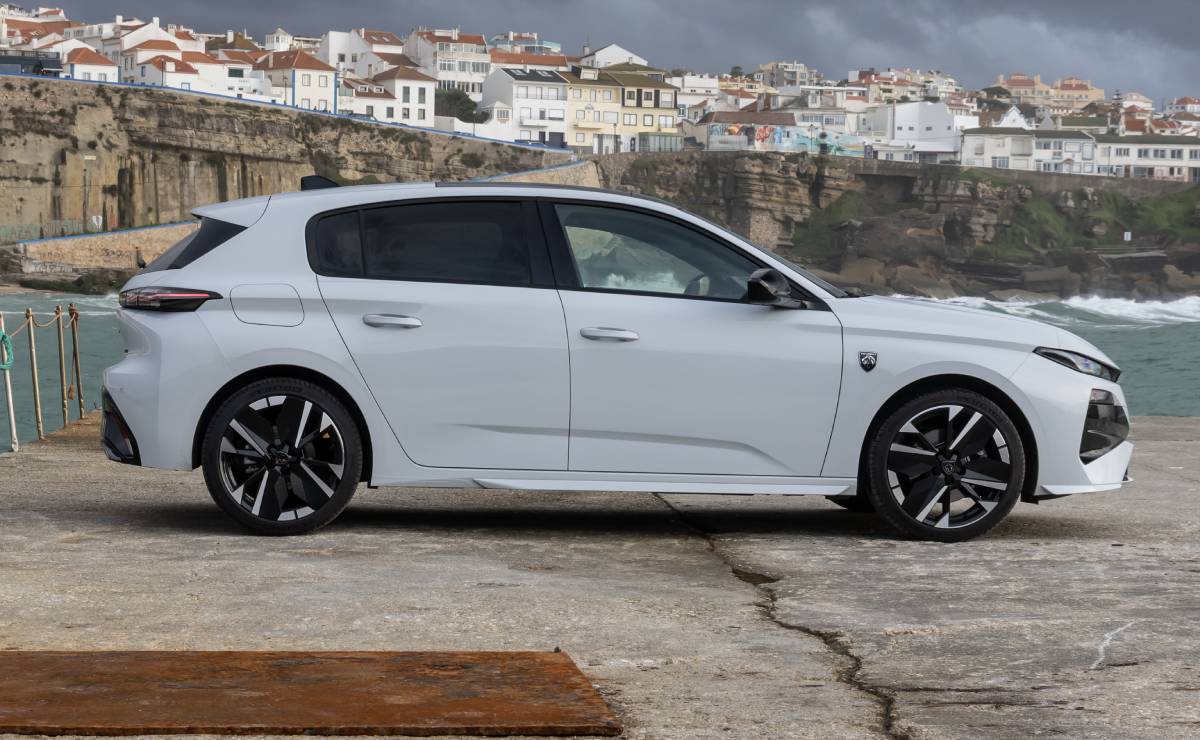 Peugeot 308 GT Hybrid perfil