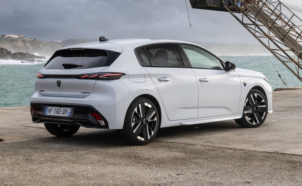 Peugeot 308 GT Hybrid trasera