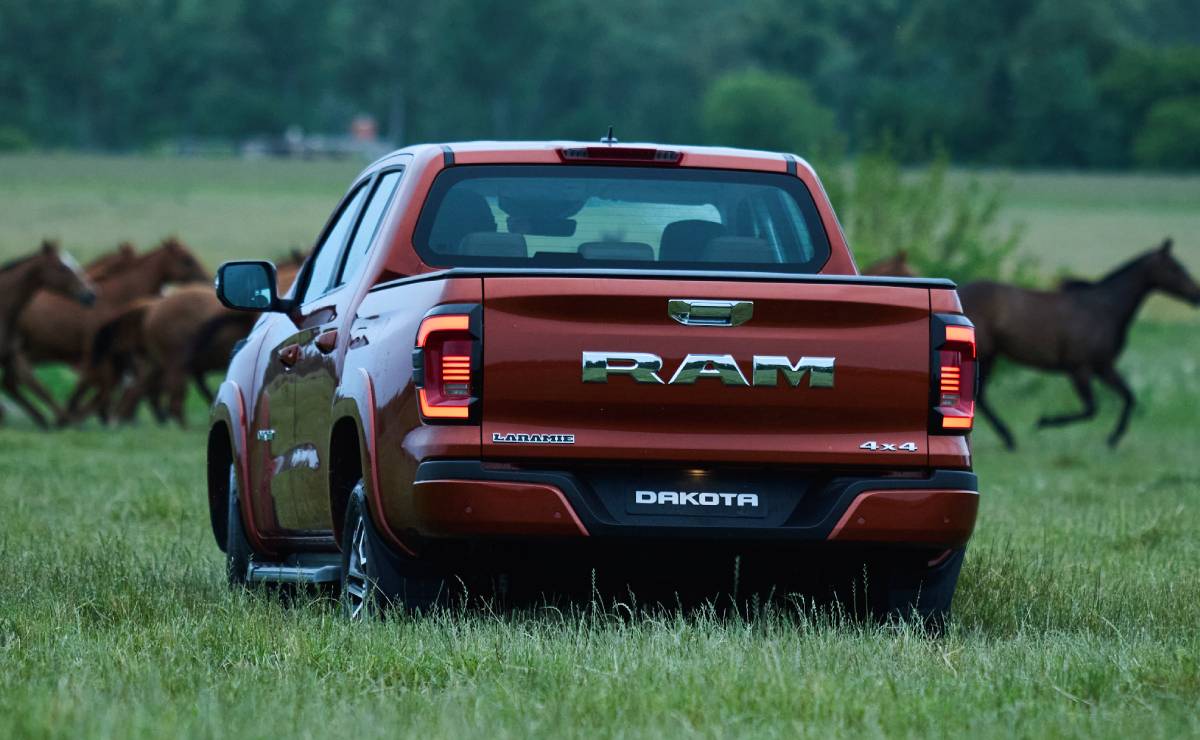 RAM Dakota Laramie trasera