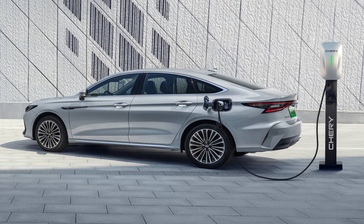 Sedan Chery Arrizo 8 cargando