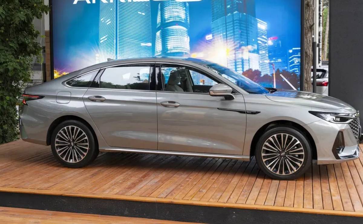 Sedan Chery Arrizo 8 perfil 1