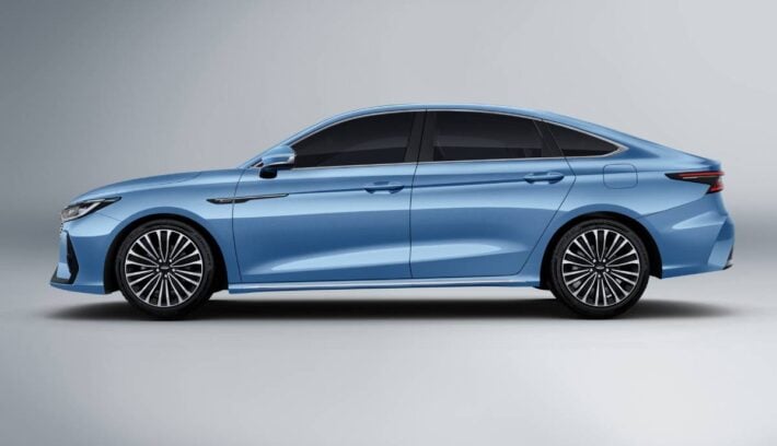 Sedan Chery Arrizo 8 perfil