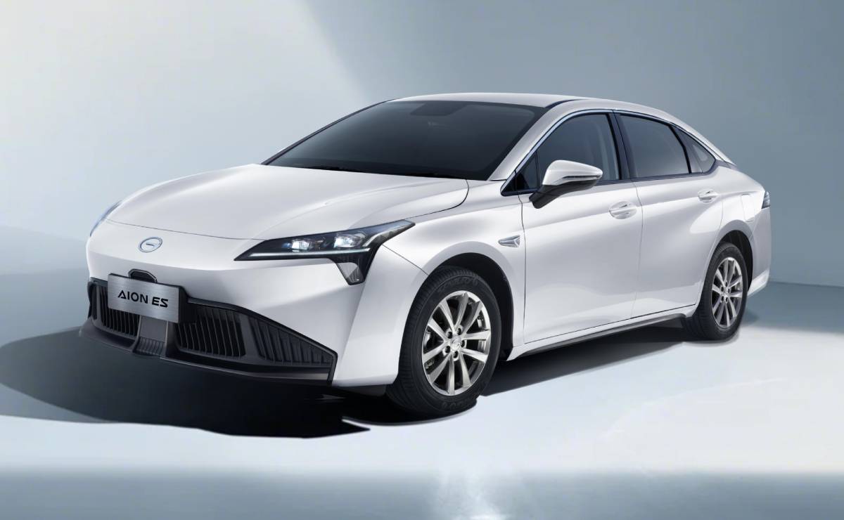 Sedan GAC Aion ES frente