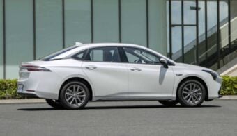 Sedan GAC Aion ES perfil