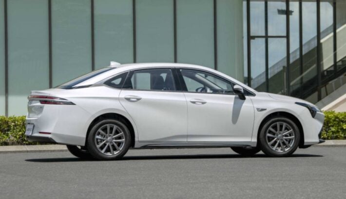 Sedan GAC Aion ES perfil