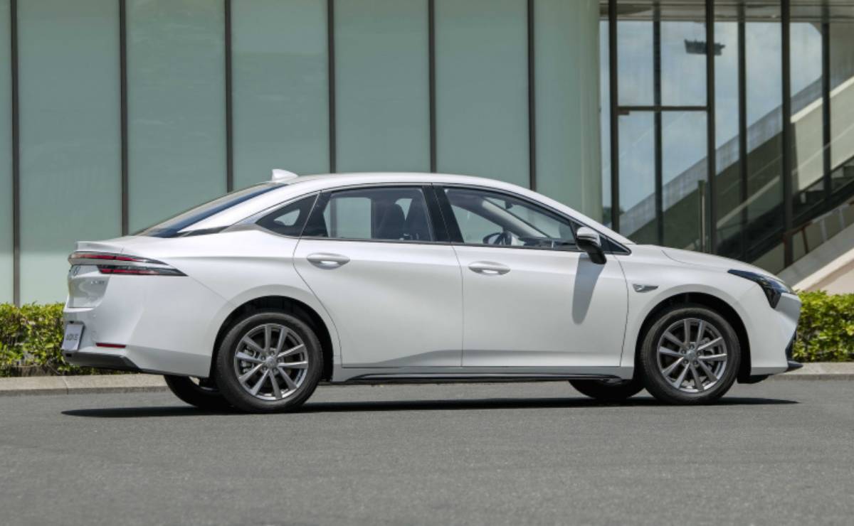 Sedan GAC Aion ES perfil