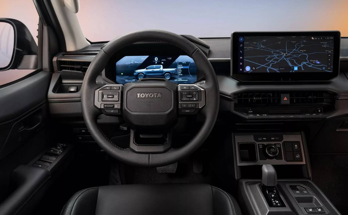La nueva Toyota Hilux y una versión inédita: dos motores y 240 km de autonomía 8 Toyota Hilux BEV interior