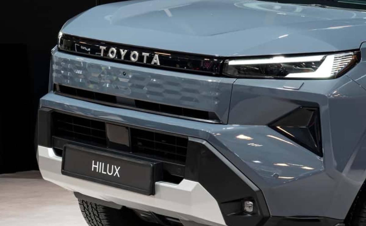 La nueva Toyota Hilux y una versión inédita: dos motores y 240 km de autonomía 1 Toyota Hilux BEV teaser 1