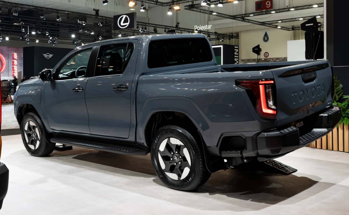La nueva Toyota Hilux y una versión inédita: dos motores y 240 km de autonomía 5 Toyota Hilux BEV trasera 1