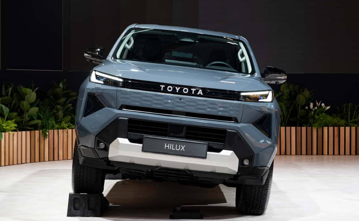La nueva Toyota Hilux y una versión inédita: dos motores y 240 km de autonomía 6 Toyota Hilux BEV trompa