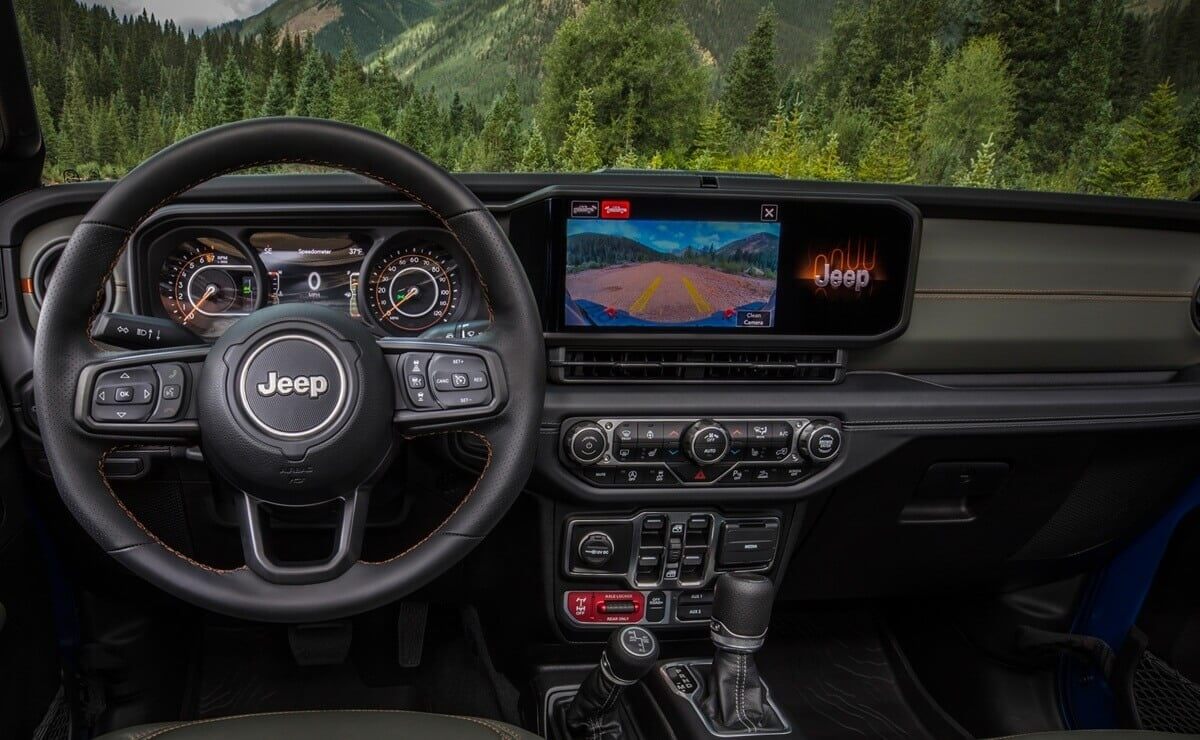 477 CV y con buena relación precio-producto: Jeep lanza esta versión de un exclusivo SUV 4 Jeep Wrangler Willys interior