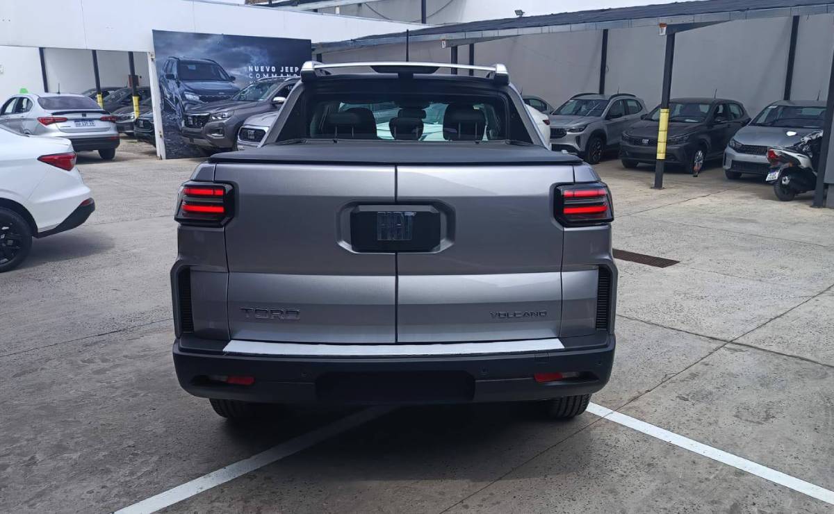 Nueva Fiat Toro Volcano cola