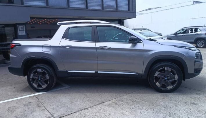 Nueva Fiat Toro Volcano perfil