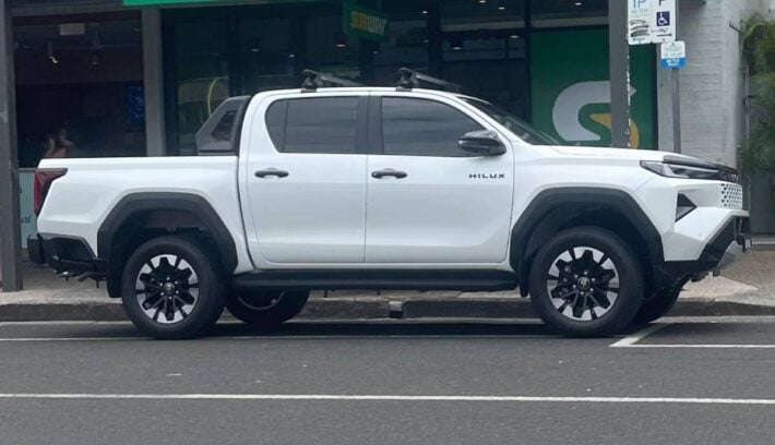Nueva Toyota Hilux SR5 2026 perfil