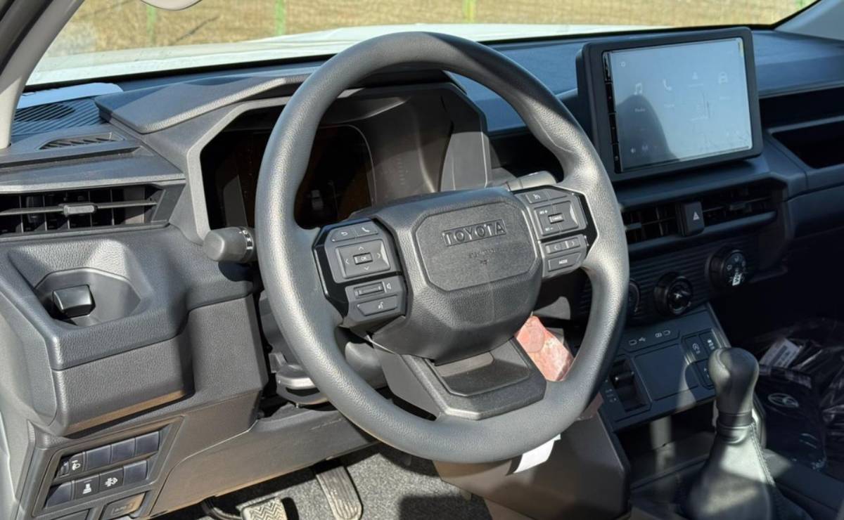 Toyota y la versión más básica de la nueva Hilux: ¿en qué se diferencia? 5 Nueva Toyota Hilux base interior 1