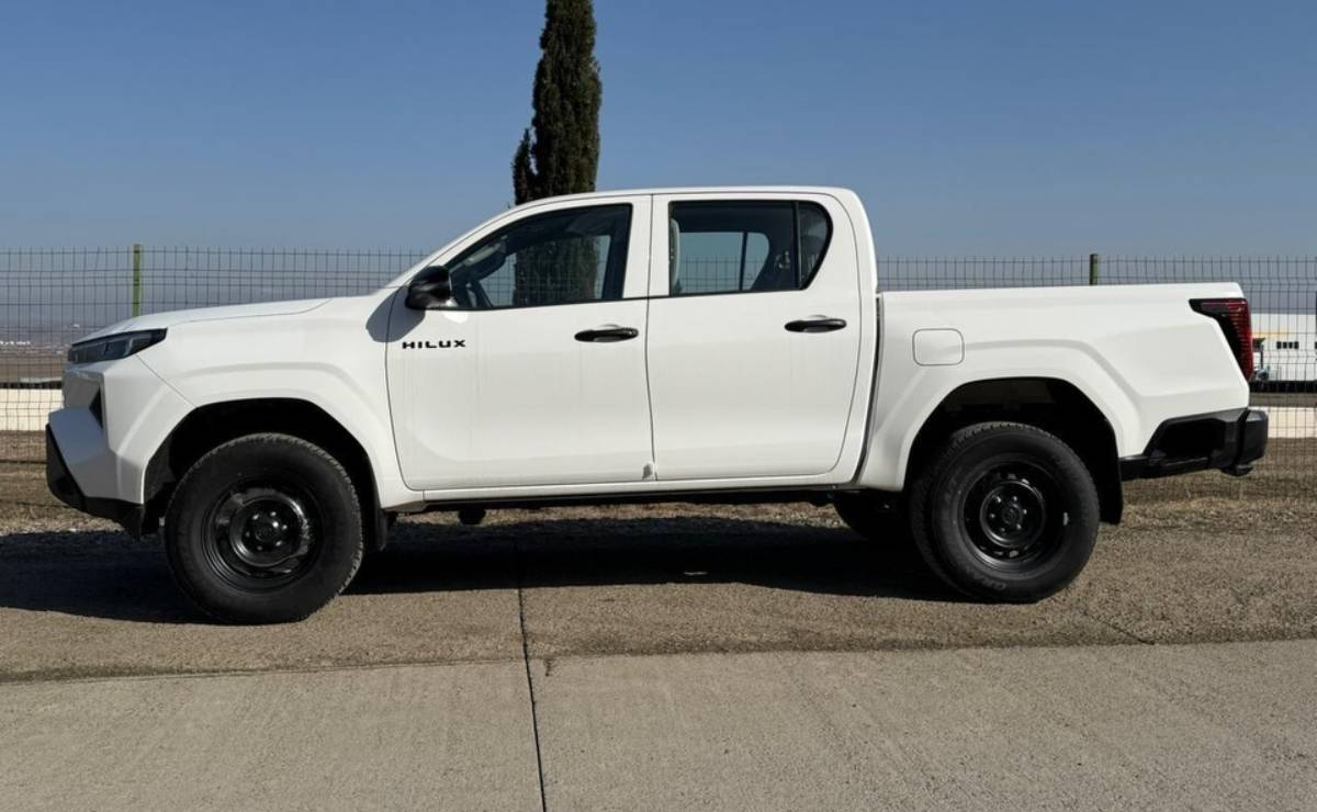 Toyota y la versión más básica de la nueva Hilux: ¿en qué se diferencia? 1 Nueva Toyota Hilux base perfil