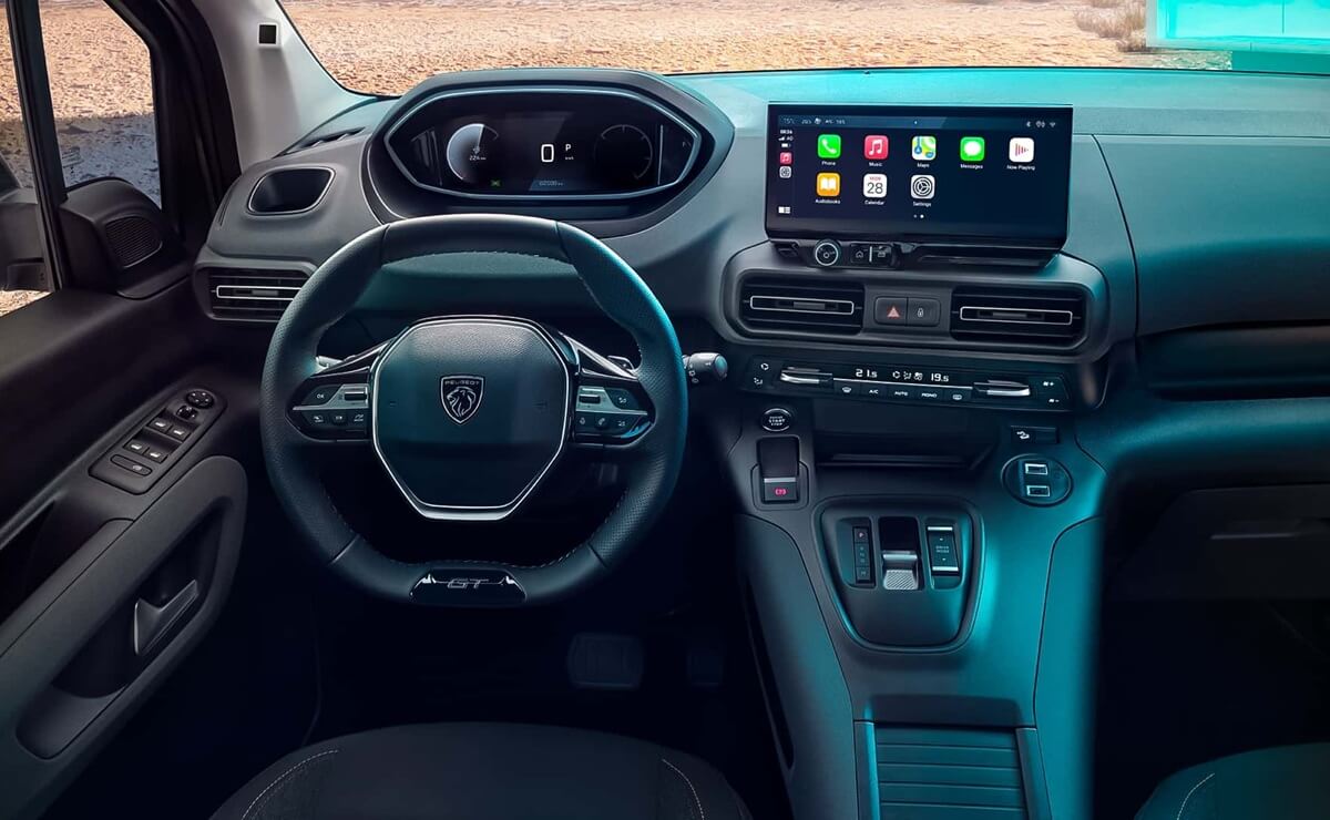 Una marca amplió la gama de su furgoneta con mejor equipamiento y relación precio-producto 4 Peugeot Rifter 2026 interior
