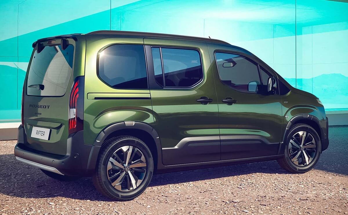 Una marca amplió la gama de su furgoneta con mejor equipamiento y relación precio-producto 3 Peugeot Rifter 2026 perfil