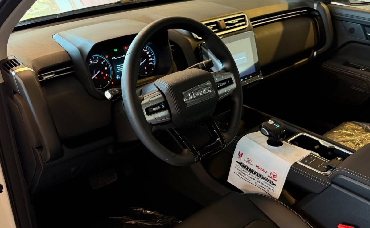 Pick up JMC Grand Avenue interior 2