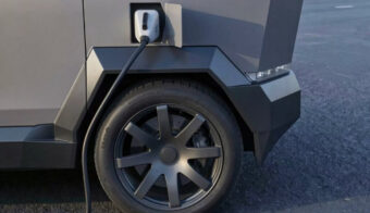 Russo-Balt F200, la furgoneta que parece una Tesla Cybertruck