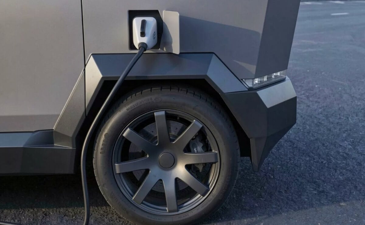 Russo-Balt F200, la furgoneta que parece una Tesla Cybertruck